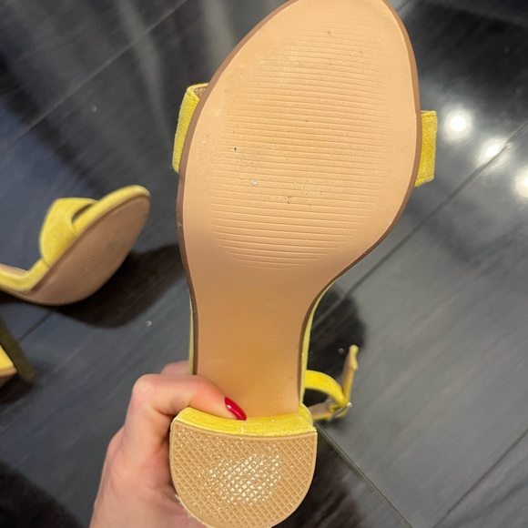Steve Madden yellow platform heels. Size 5 - Picture 3 of 3
